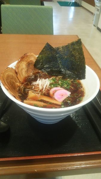 「名立ブラックラーメン」@名立谷浜SA(下り線)スナックコーナーの写真