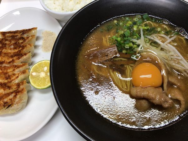 「濃厚徳島ラーメン＋ライス(小)＋徳島餃子」@ラーメン東大 大道本店の写真