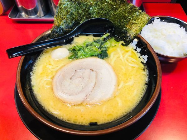 「醤油ラーメン 脂多め麺固め」@横浜家系ラーメン 所沢大和家の写真