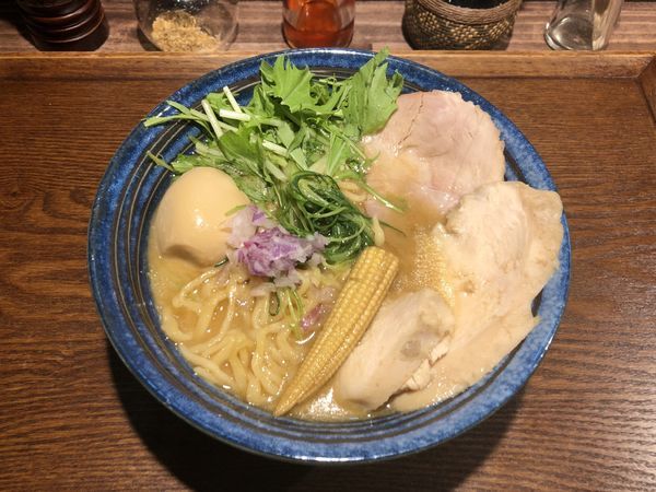 「鶏白湯(中盛)+鶏、豚半チャー+味玉」@燻製麺 燻の写真