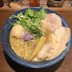 鶏白湯(中盛)+鶏、豚半チャー+味玉
