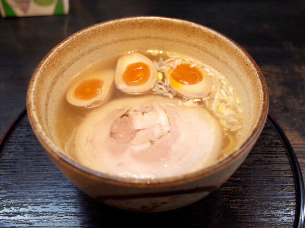 「塩ラーメン…720円＋半熟煮たまご…100円」@草津亭の写真