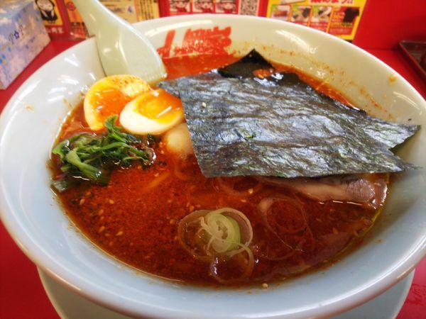 「辛味噌ラーメン辛さMAX(クーポン味玉）サービス券餃子」@ラーメン山岡家 上三川店の写真