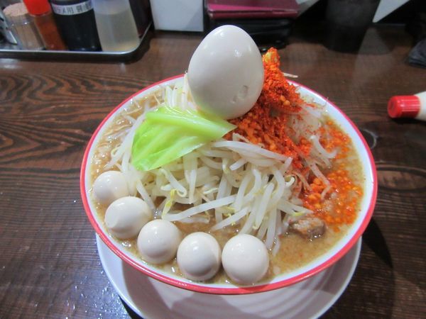 「辛味噌らーめん中盛（８５０円）＋味玉１００円＋うずら１００円」@ギガムジャキの写真