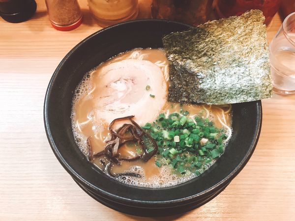 「らーめん(ばりかた8秒)＋替玉(やわらかめ1分)650円」@九州とんこつらーめん ひらさわの写真