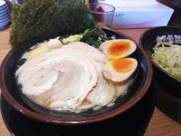「631ラーメン930円＋モヤキャベ100円＆ライン登録餃子」@横浜家系ラーメン 小作大和家の写真