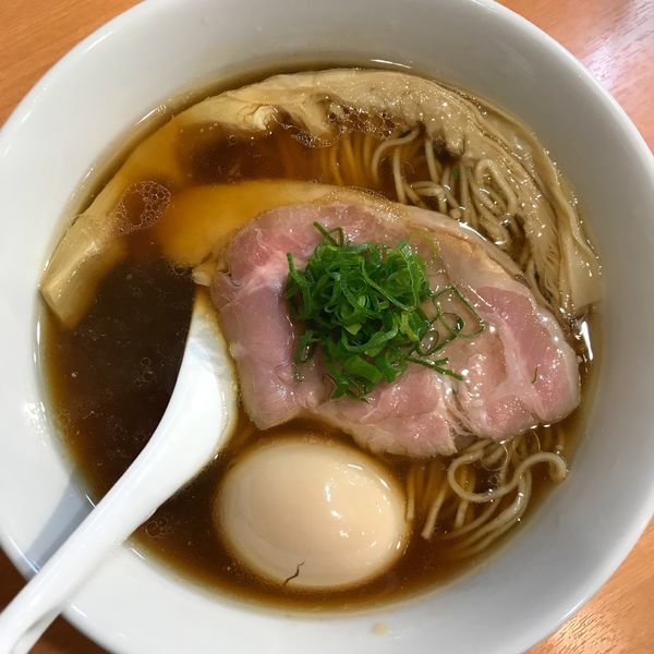 「醤油らぁ麺」@らぁ麺 はやし田 池袋店の写真