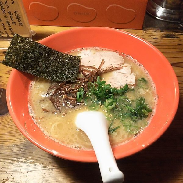 「ラーメン（バリカタ）＋半替玉」@元祖長浜 大学ラーメンの写真