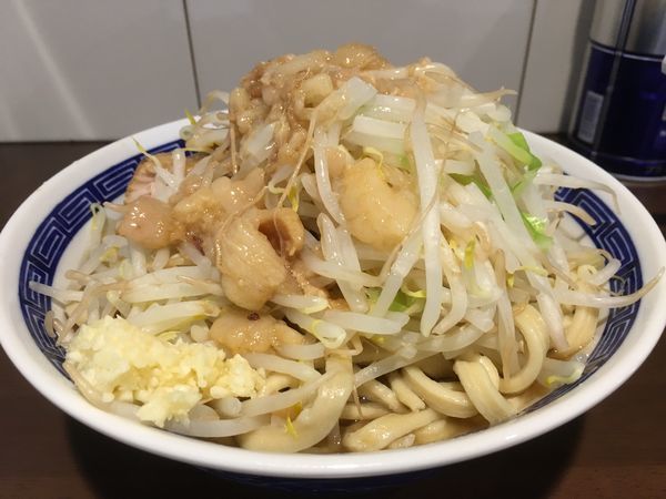 「ラーメン＋豚増し（ﾆﾝﾆｸｽｸﾅﾒ ﾔｻｲ ｱﾌﾞﾗ）」@ラーメン ゼンゼンの写真