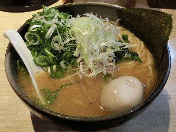 「鐙らぁめん大盛+九条ネギ+煮たまご」@麺や鐙壱番の写真
