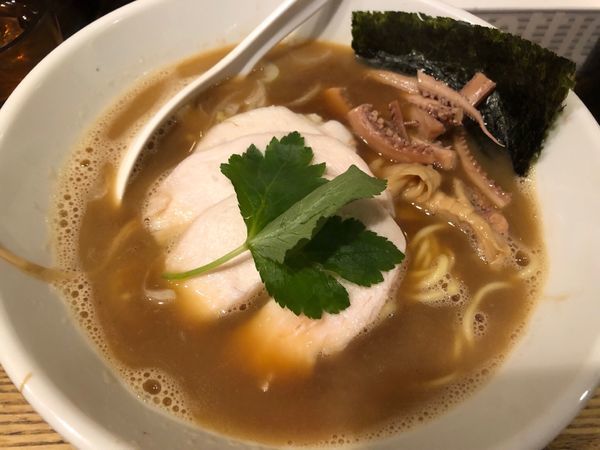 「烏賊干鶏白湯醤油そば 850円」@新橋 纏の写真