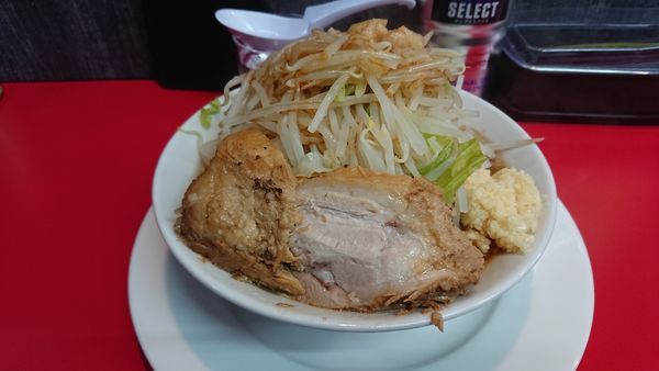 「中ラーメン(豚2枚麺量300g) ヤサイニンニク」@ラーメン山崎の写真