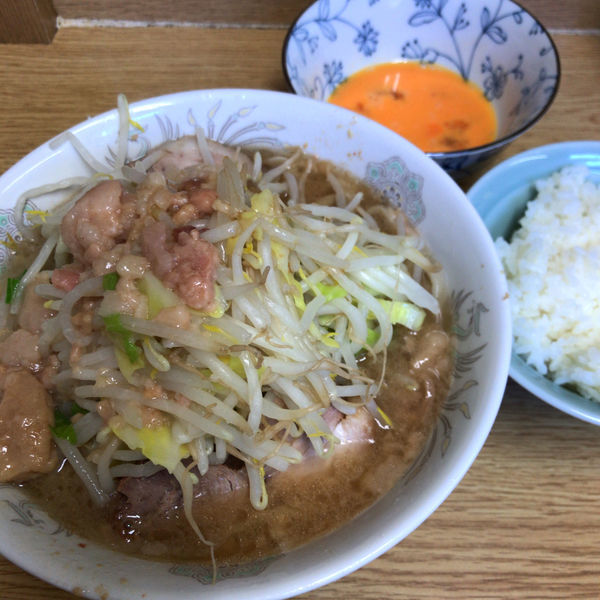 「ラーメン（麺半分）700円　生たまご50円　ライス0円」@ラーメン二郎 栃木街道店の写真