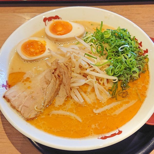「夕焼けラーメン（半熟たまご入り）890」@味千ラーメン 富合店の写真