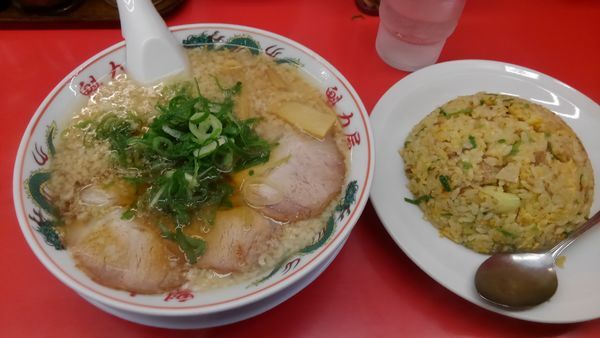「ラーメン、焼き飯大盛り」@魁力屋 朝比奈店の写真
