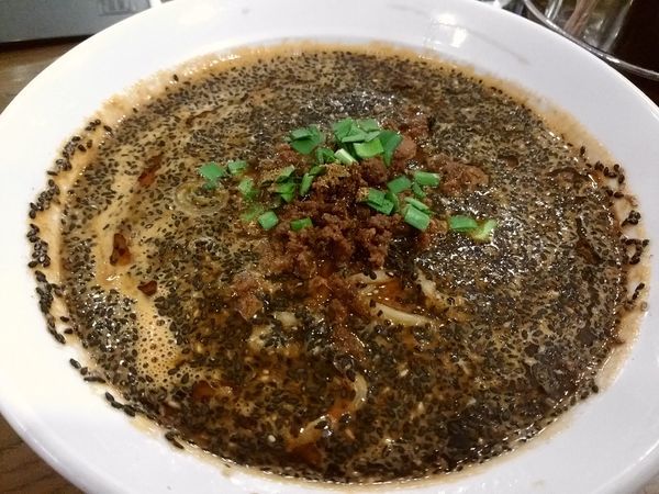 「黒胡麻坦々麺900円」@上海バール エキマルシェ大阪店の写真