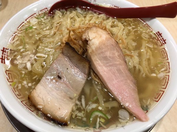 「喜多方ラーメン塩 大盛り 820円  瓶ビールお通し付き 550」@食堂 七彩の写真