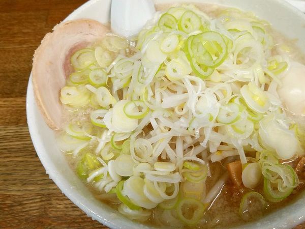 「らーめん＋味玉（薬味ネギ多め）」@らーめん弁慶 門前仲町店の写真