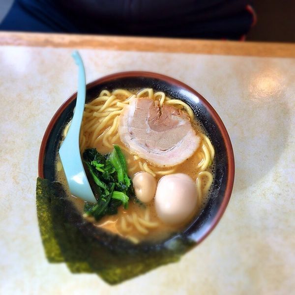 「定番ラーメン 半熟たまごトッピング」@横浜家系ラーメン 稲田家 深谷店の写真