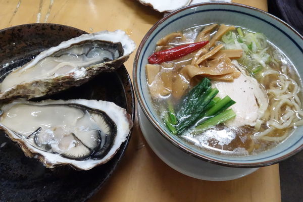 「【師走限定】活 大牡蠣 蕎麦（ｌｉｇｈｔ煮干し八正返し）Ｓ」@MENYA 食い味の道有楽の写真