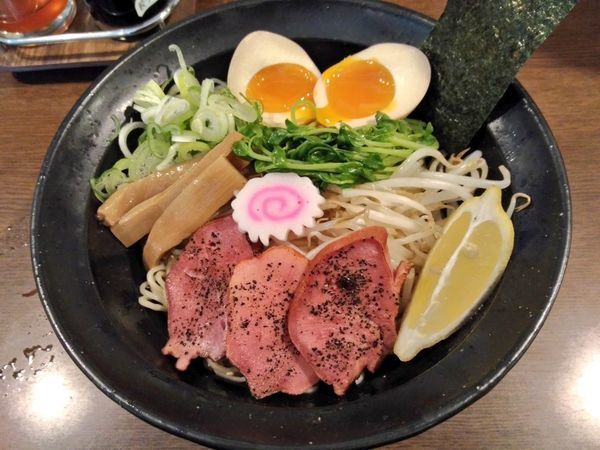 「マイスター限定 まぜそば タン塩レモン」@東池袋大勝軒 沖縄宜野湾店の写真