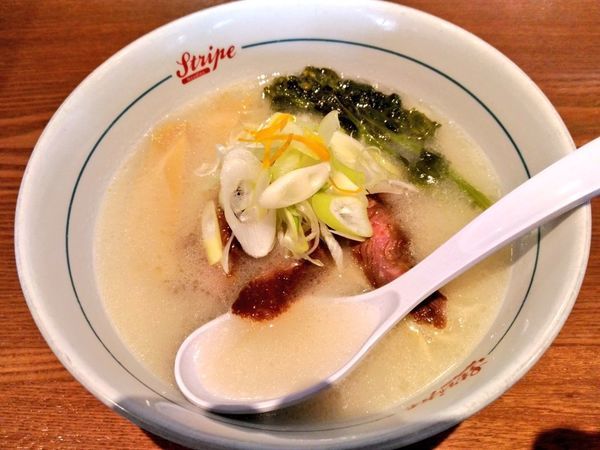 「期間限定 牛白湯ゆず塩ラーメン」@ストライプ ヌードルズの写真