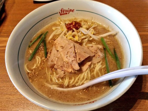 「4周年記念限定 スパイスとんこつラーメン」@ストライプ ヌードルズの写真