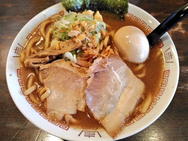 「期間限定 濃厚熟成醤油らーめん 煮たまご付」@つけ麺 ジンベエの写真