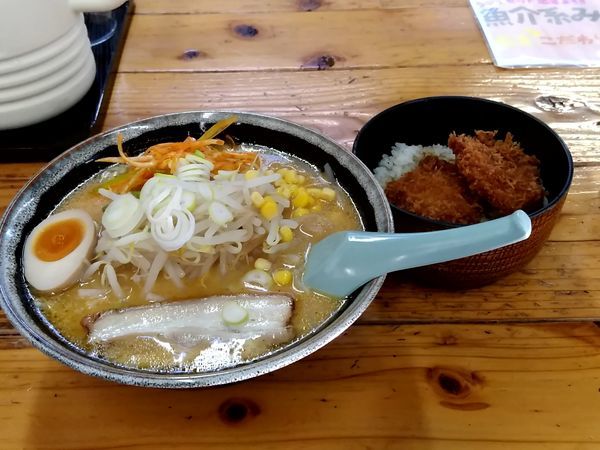 「ランチセット(みそラーメン＋ミニかつ丼)850円」@ラーメン焼肉 笑吉の写真