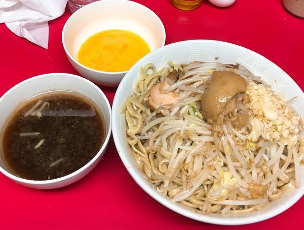 「小ニンニクアブラ 汁捨てゴマ油 ＋生卵」@ラーメン二郎 千住大橋駅前店の写真