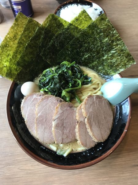 「醤油チャーシュー麺(海苔増し ほうれん草増し)」@横浜家系ラーメン 沼田家の写真