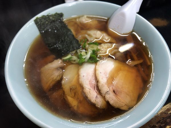 「チャーシューワンタンメン（手もみ麺）850円」@あきら食堂の写真