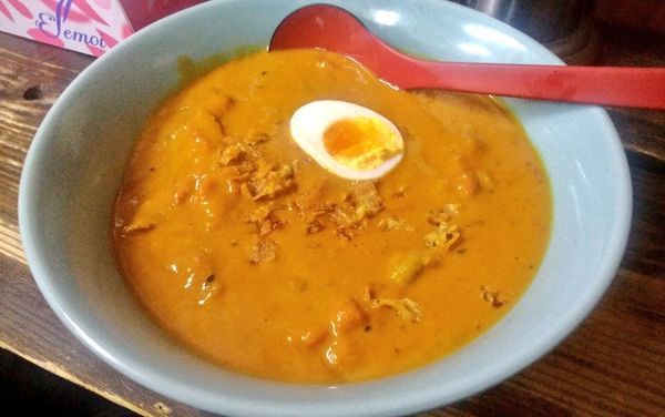 「トマトカレーラーメン」@九州大分ラーメン 麺恋亭 中華街店の写真