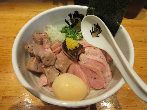 「特製フォアグラ油そば（１１００円）＋鴨ロースチャーシュー」@満鶏軒の写真