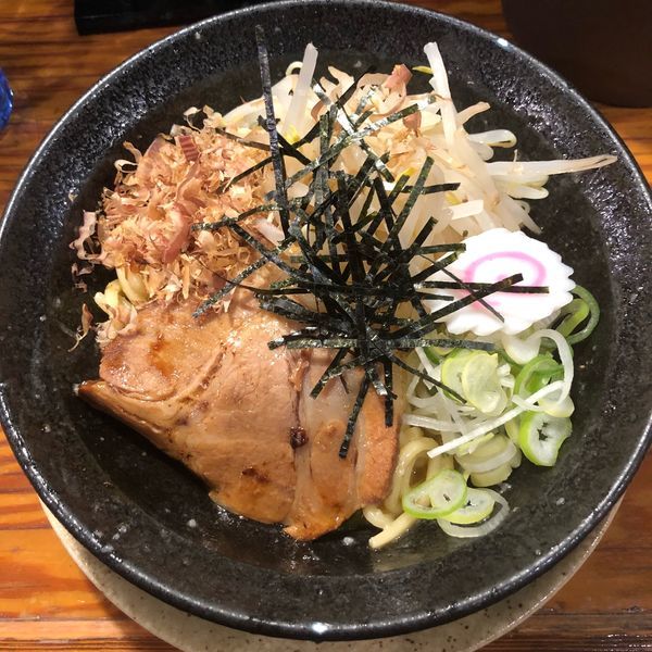 「塩ダレまぜそば」@らあ麺 やったる 新宿店の写真