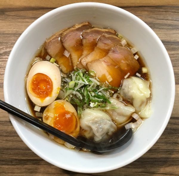 「鶏と鰹 ワンタン醤油ソバ」@麺や ふくわらいの写真