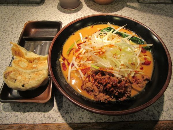 「坦々麺（８５０円）＋魂餃子３個２５０円」@横浜家系ラーメン たくみ家 土浦阿見店の写真