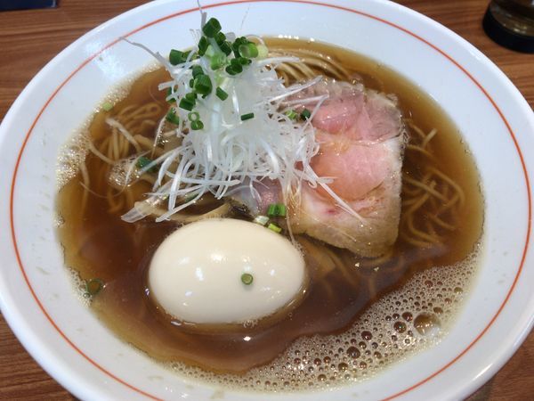 「煮干し醤油らー麺650円＋味玉100円」@ら〜麺 安至の写真
