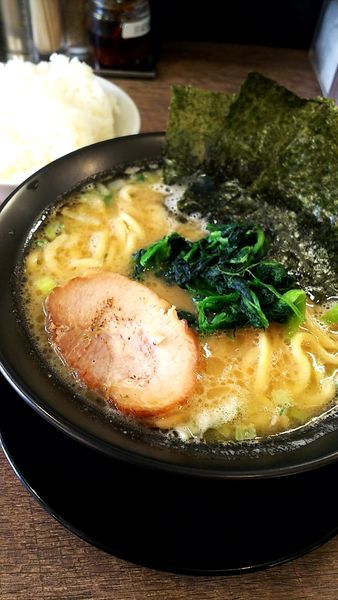 「家系醤油690円濃いめ多めライス無料」@横浜家系ラーメン 武骨家 上大岡店の写真