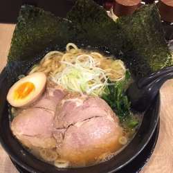 全部盛り豚骨醤油ラーメン　通常価格1000円