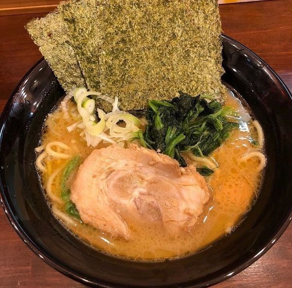 「醤油豚骨らーめん」@濃厚豚骨らーめん 吉春家の写真