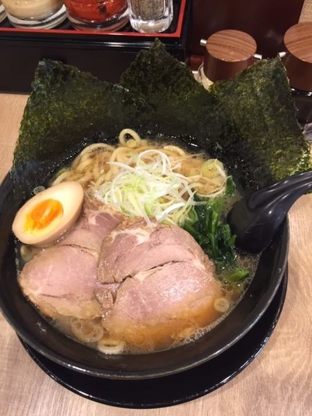 「全部盛り豚骨醤油ラーメン　通常価格1000円」@横浜家系らーめん そしが屋の写真