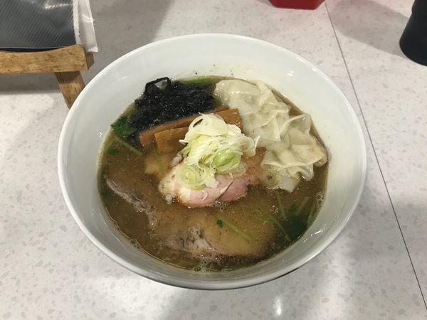 「煮干ラーメン＋チャーシュー＋ワンタン」@ラーメン星印の写真