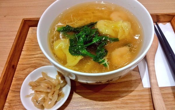 「海老ワンタン香港麺」@糖朝CAFE 横浜ランドマークプラザ店の写真