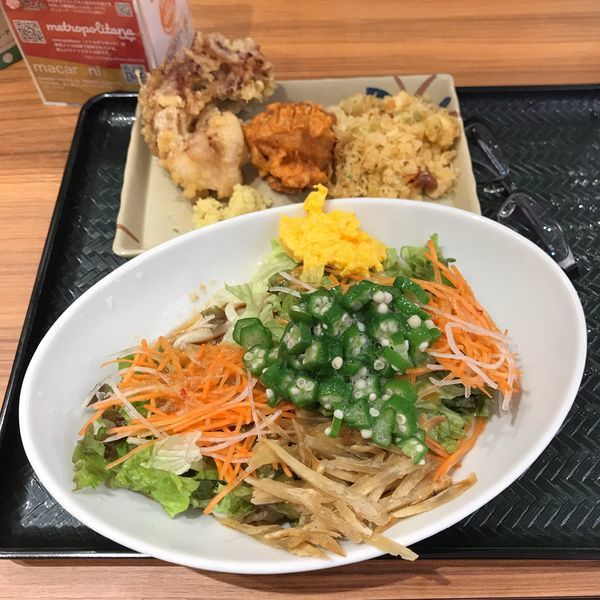 「ふわ玉サラダうどん　生姜と玉葱ドレッシング　小／冷　野菜増量」@はなまるうどん 池袋サンシャイン通り店の写真
