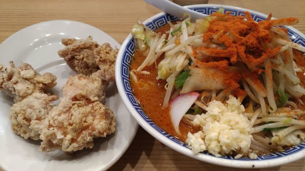 「辛激ラーメン+唐揚げ」@東京タンメン トナリ 西葛西店の写真