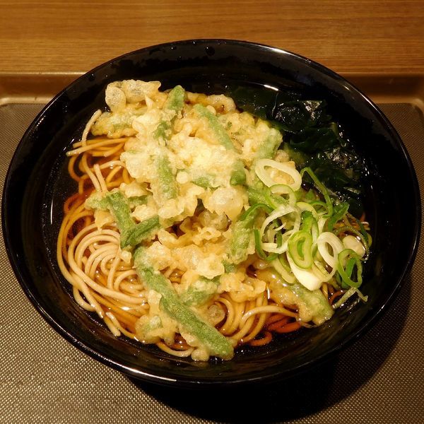 「いんげん天そば（410円）」@名代 富士そば 新宿都庁店の写真