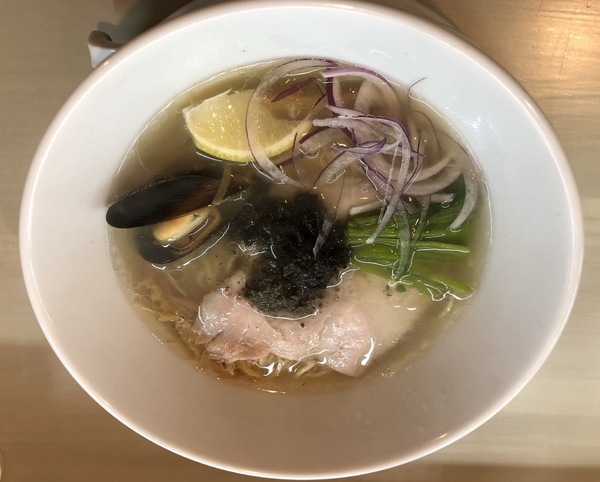 「淡麗塩そば味玉入り」@Noodle Atelier UNOの写真