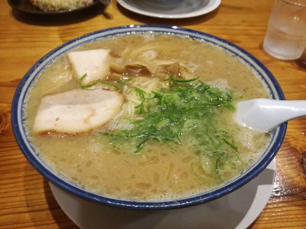 「ラーメン（大）:680円」@元祖赤のれん 節ちゃんラーメン 天神本店の写真