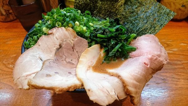 「チャーシューメン(味濃いめ・麺硬め)+万能ねぎメガ盛」@末廣家の写真